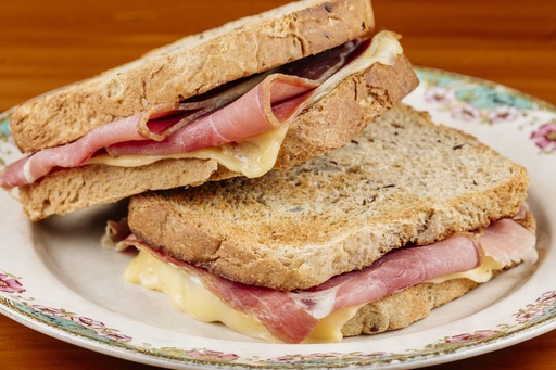 TOSTADO JAMON CRUDO Y QUESO